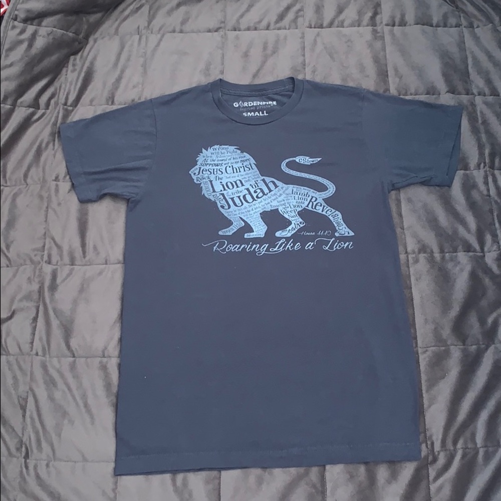 lion tee